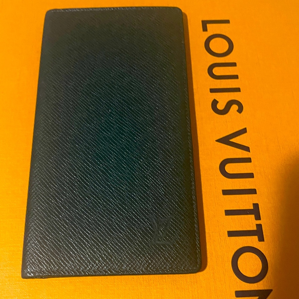 GENUINE LOUIS VUITTON Green Taiga Long Wallet MI0965